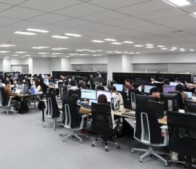 アクシアカンパニーのスタッフが業務に取り組むオフィスの様子