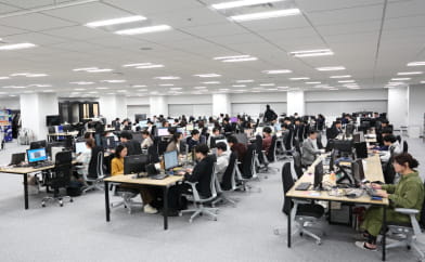 アクシアカンパニーの広々としたオープンオフィスの執務スペース